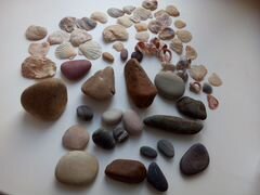 Камни, ракушки, крупнозернистый песок