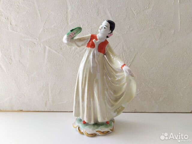 Фарфоровая статуэтка