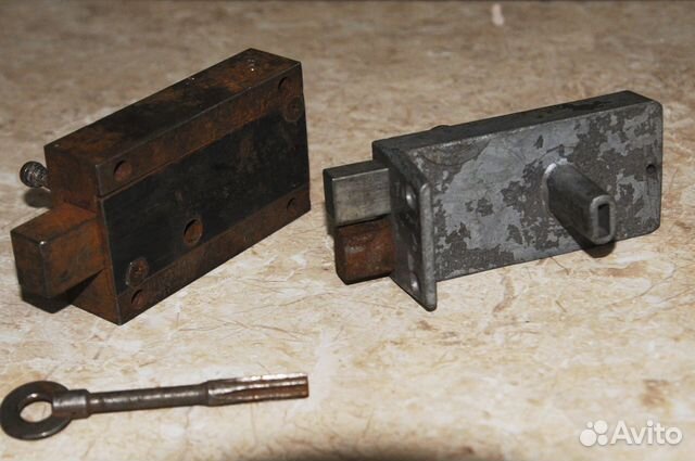 Замок ригельный