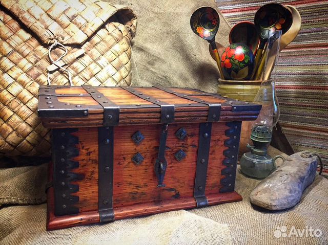 Сундук старинный кованый расписной. Ларец