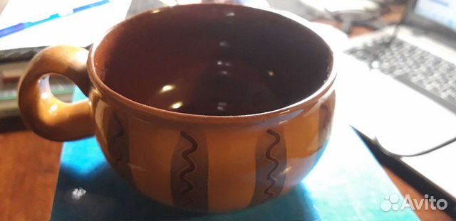 Глазурированная глиняная чашка