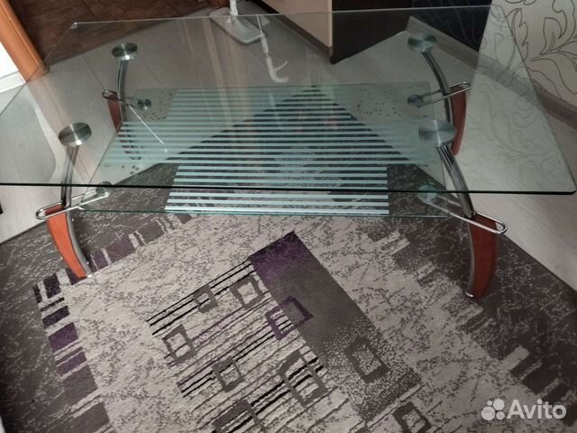 Стеклянный журнальный столик