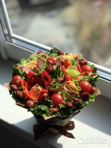 Мужской съедобный букет из колбасы, сыра, овощей