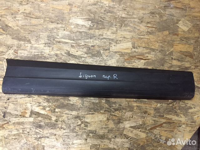 Молдинг передней правой двери Tiguan