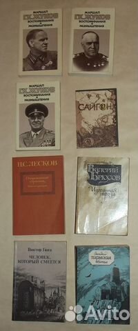 Книги в мягких обложках из домашней библиотеки