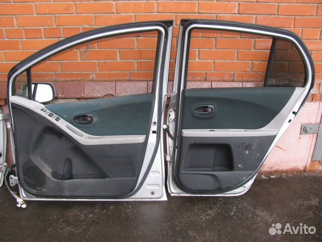 Дверь передняя задняя левая правая Toyota Yaris 90