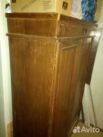 Старинный шкаф с полками Старинный шкаф с полками