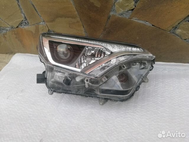 Toyota RAV4 Фара передняя правая галоген