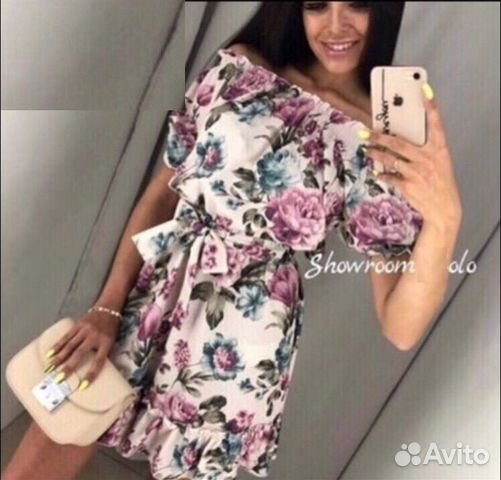 Цветочное платье с открытыми плечами. Много вещей Цветочное платье с открытыми плечами. Много вещей