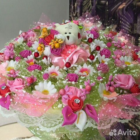 Букеты из роз и игрушек