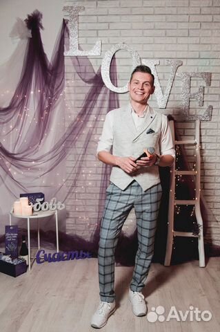 Ведущий играющий на саксофоне. Dj с оборудованием Ведущий играющий на саксофоне. Dj с оборудованием