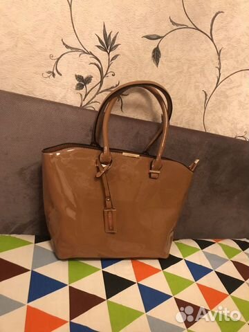 Сумка Victoria Beckham коричневая лакированная