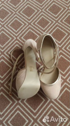 Туфли на очень высоком каблуке