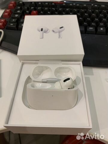 AirPods Pro кейс и правый наушник AirPods Pro кейс и правый наушник