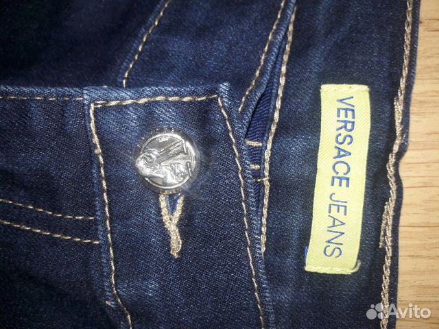 Джинсы и блузка Versace Jeans