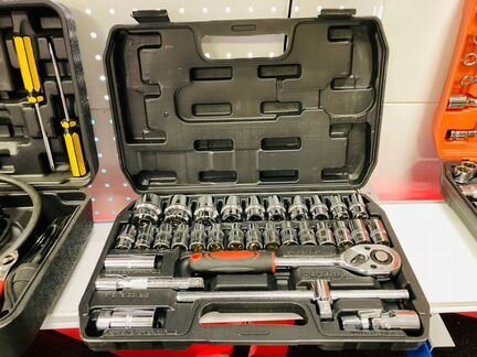 Набор инструментов для автомобиля в чемодане