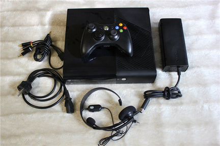 XBox360 Slim E 4Gb и джойстик