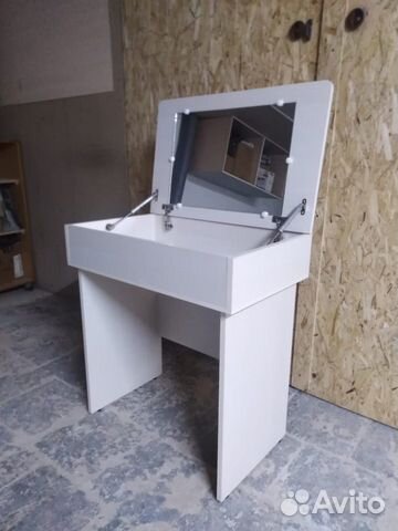 Туалетный столик с зеркалом