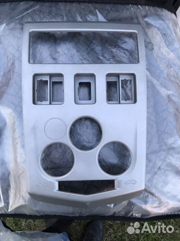 Продам рамку центральную на рено логан