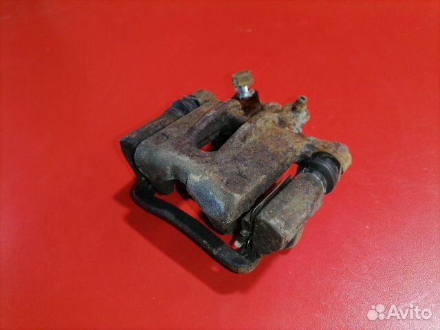 Суппорт задний левый Toyota Corolla ZZE121L 3ZZ-FE