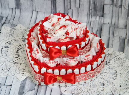 Тортик-сердце с киндерами и Рафаэлло