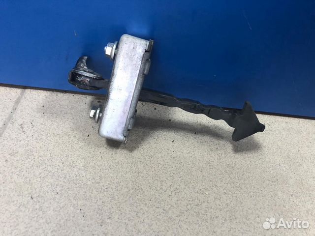 Ограничитель двери правая на Mazda 6 до 2012