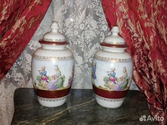 Парные фарфоровые вазы