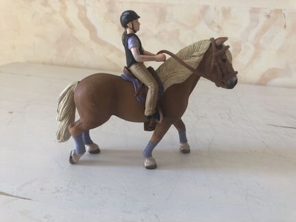 Кобыла с наездницей Schleich