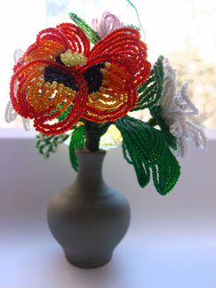 Сувенир - букет цветов из бисера в вазочке