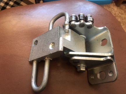 Петля для двери передней левой нижняя Passat B6