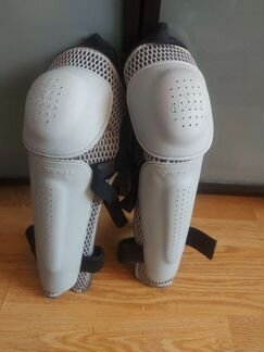 Наколенники dainese