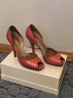 Босоножки из кожи питона dkny