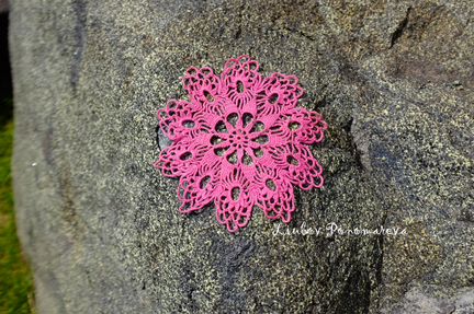 Вязанная крючком розовая салфетка