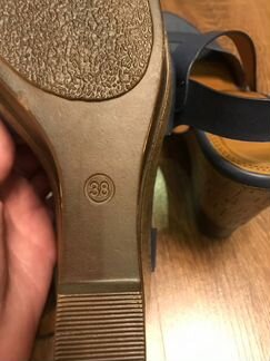 Босоножки на танкетке Zenden