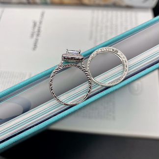 Кольцо с цирконом