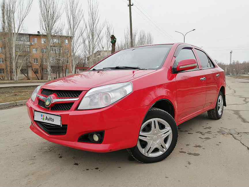 Geely MK седан красная.