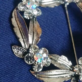 Брошь серебристая с камушками, бижутерия