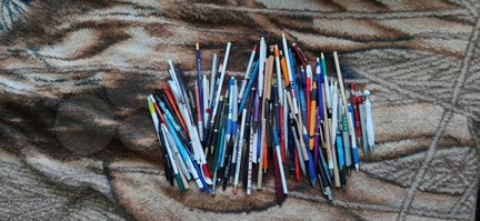 Ручки, карандаши новые с лого цена за все 85 штук