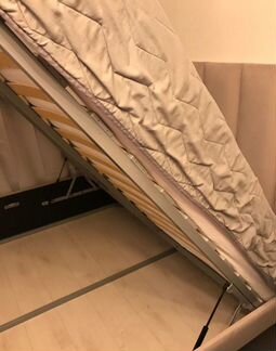 Кровать с подъемным механизмом