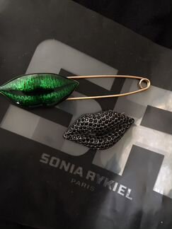 Платье, броши Sonia Rykiel