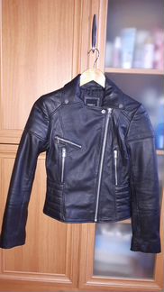 Короткая куртка из кожи чёрного цвета