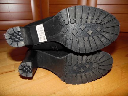 Черные высокие сапоги на каблуке р.40