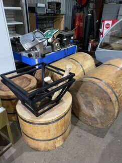 Колода для рубки мяса на подставке, цельная, топор