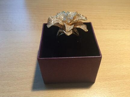 Новое роскошное золотое кольцо с бриллиантами