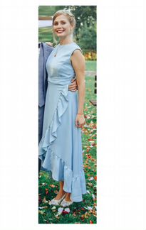 Голубое длинное платье