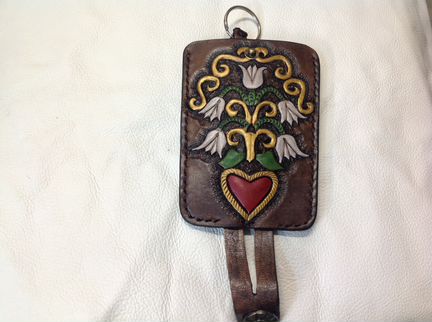 Кожаный ключница ручной работы с тиснением