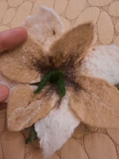 Брошь ручной работы из шерсти