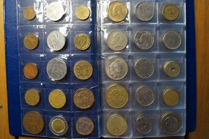 Набор из 75 монет в альбоме