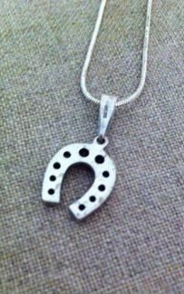 Серебряный кулон-подкова