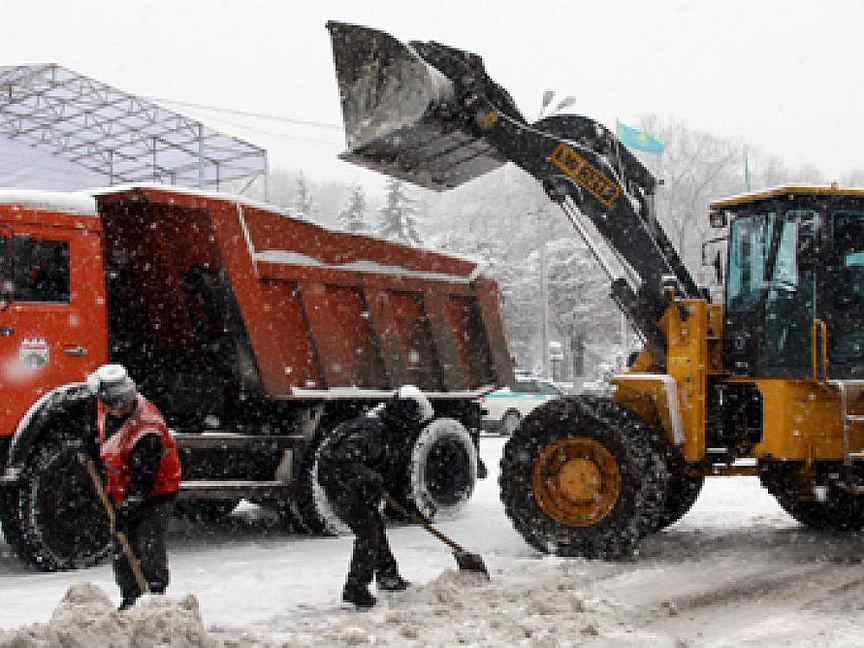 Погрузка снега в КАМАЗ